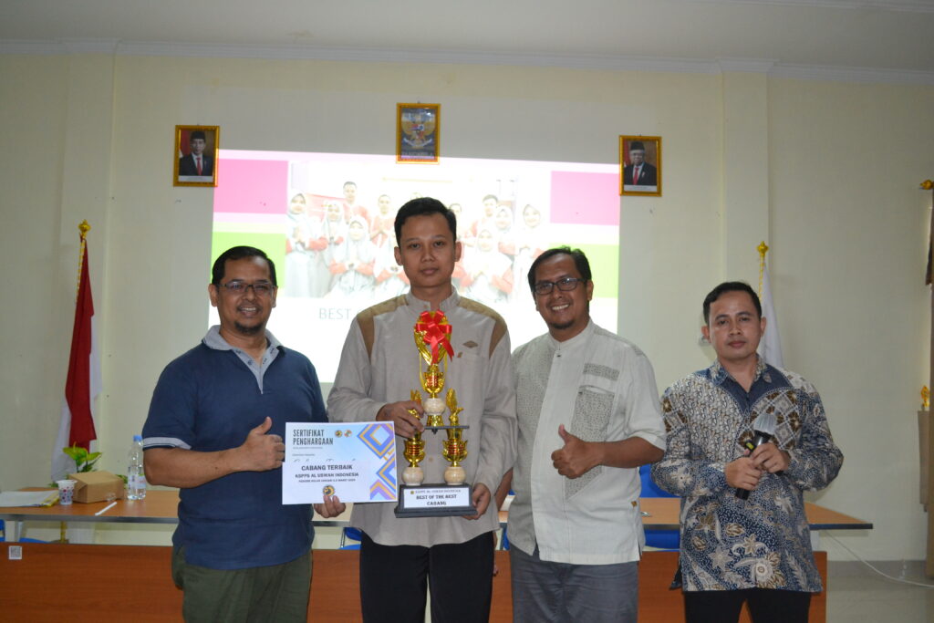 penyerahan piala untuk cabang terbaik